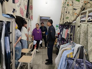 粮油食品学院党政领导深入学生宿舍开展走访与安全检查